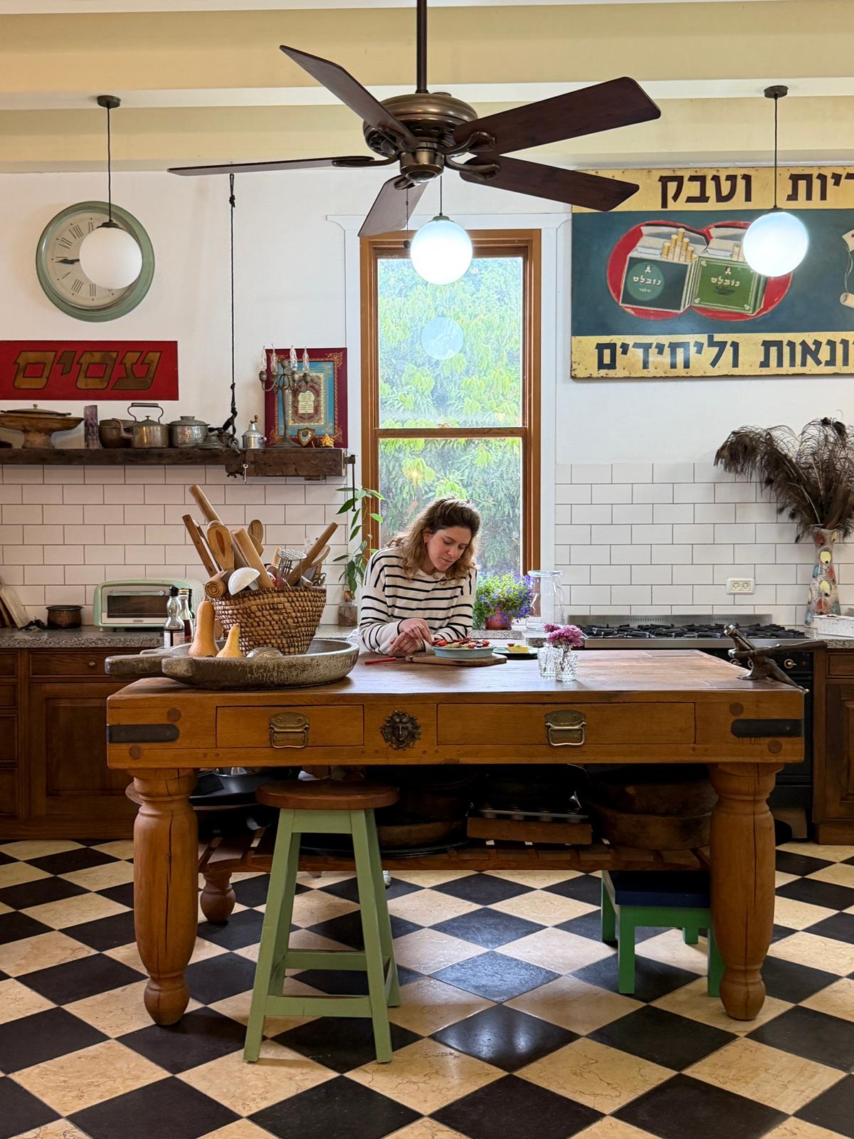 יעל במטבח הסטודיו